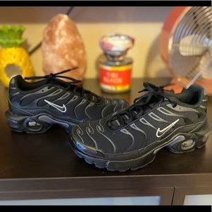 Nike air max plus women’s all black